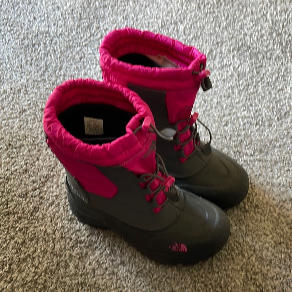 EUC The North Face Size 4 waterproof snow boots.